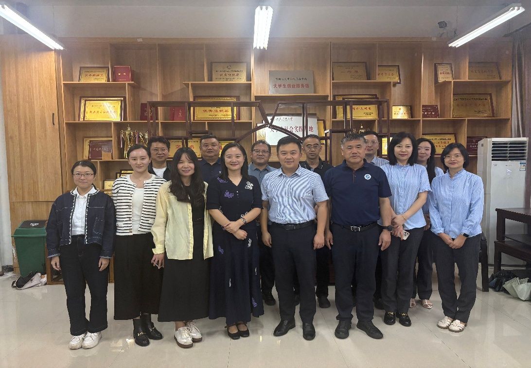 一群人站在室内合影AI 生成的内容可能不正确。 一群人站在室内合影AI 生成的内容可能不正确。